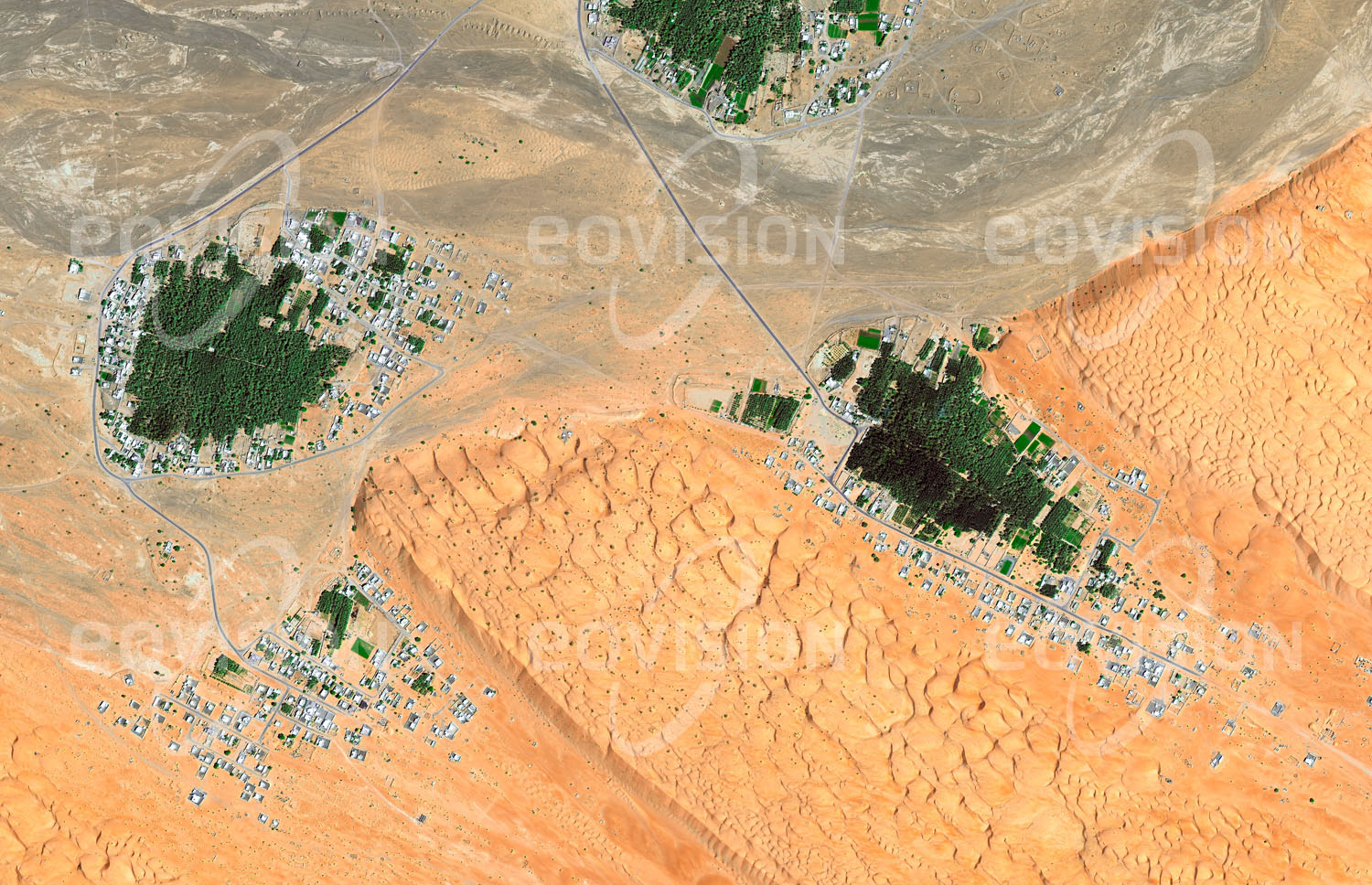 Das Satellitenbild 'BIDIYAH, Oman' ist dem Bildband "Wüsten - Lebensraum der Extreme" entnommen. Die aus mehreren Dörfern bestehende kleine Stadt liegt umgeben von Dünenfeldern am Rand der Rimal al-Wahiba-Wüste. Auch heute noch ist die Region für die Zucht von Kamelen und Pferden bekannt.